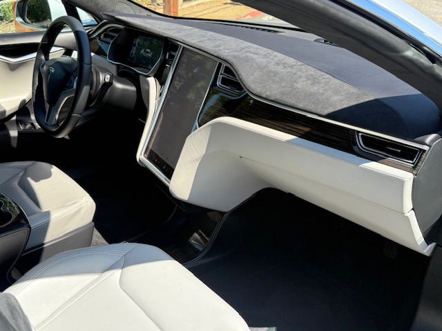 2015 Tesla Model S Image 17