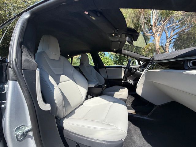 2015 Tesla Model S Image 18
