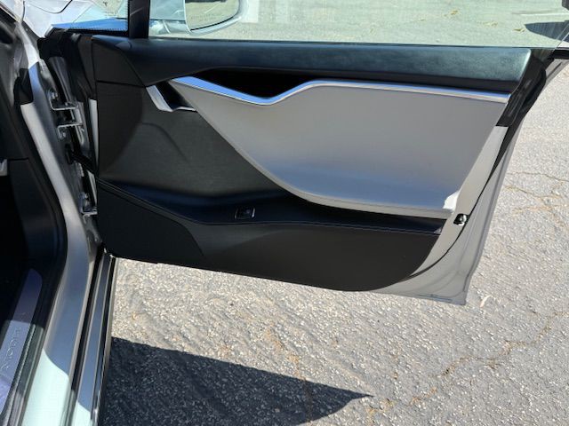 2015 Tesla Model S Image 20