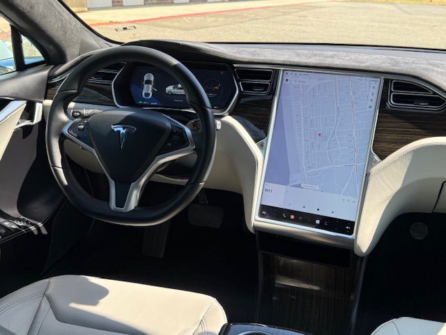 2015 Tesla Model S Image 21