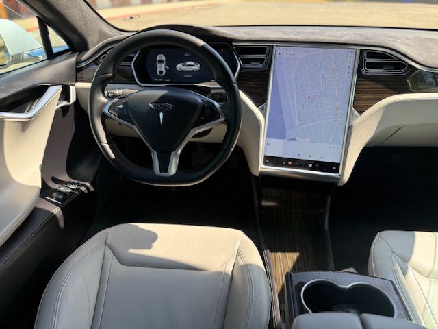 2015 Tesla Model S Image 22