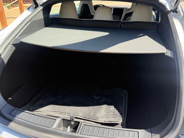 2015 Tesla Model S Image 23