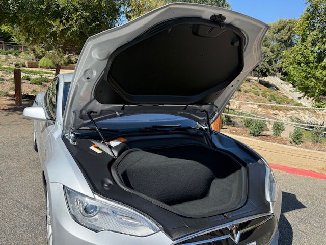 2015 Tesla Model S Image 26