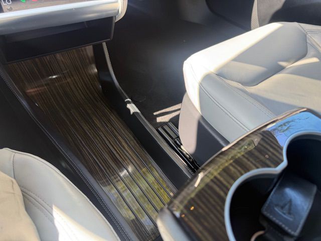 2015 Tesla Model S Image 27