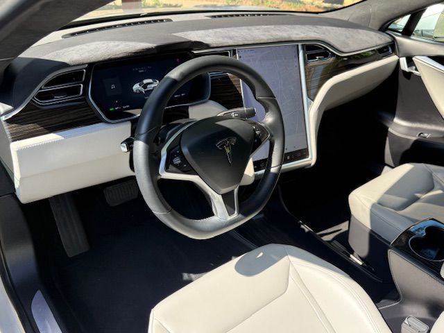 2015 Tesla Model S Image 28