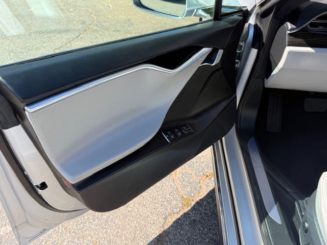 2015 Tesla Model S Image 29