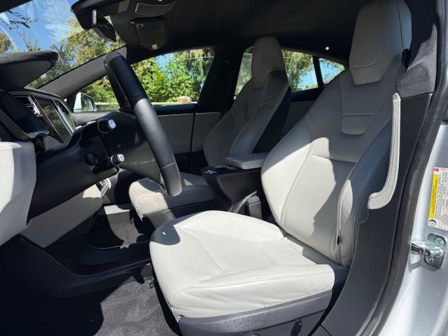 2015 Tesla Model S Image 30