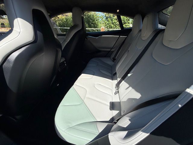 2015 Tesla Model S Image 31