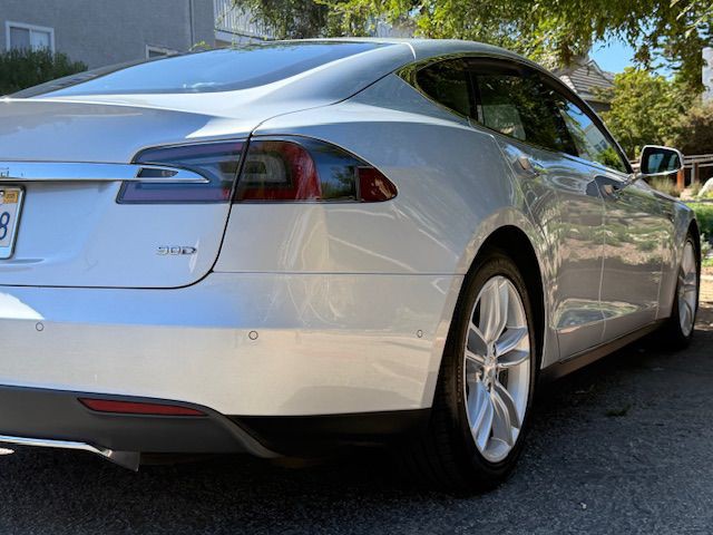 2015 Tesla Model S Image 32
