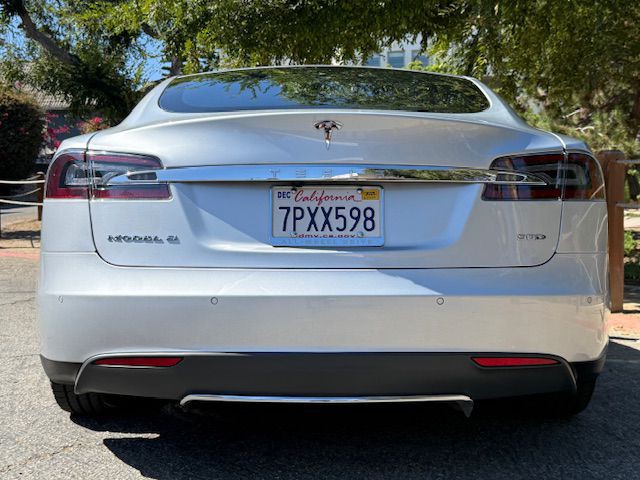 2015 Tesla Model S Image 34