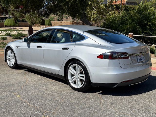 2015 Tesla Model S Image 35