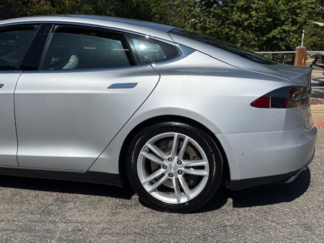 2015 Tesla Model S Image 36