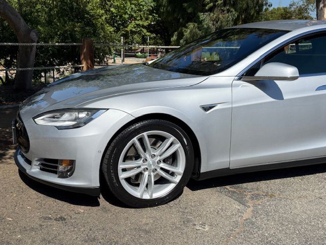 2015 Tesla Model S Image 38