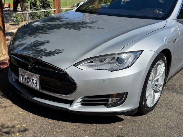 2015 Tesla Model S Image 39