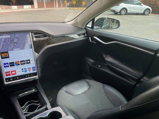 2016 Tesla Model S Image 15