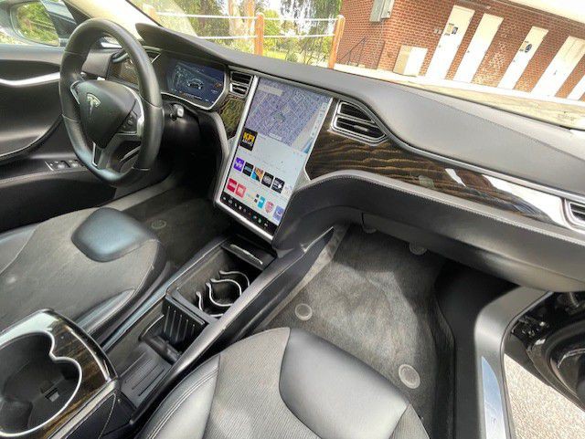 2016 Tesla Model S Image 18