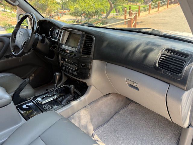 2006 Toyota Land Cruiser Image 21