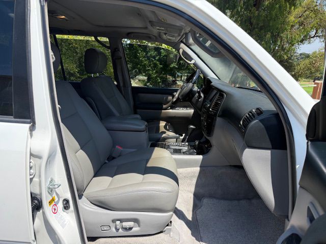 2006 Toyota Land Cruiser Image 31