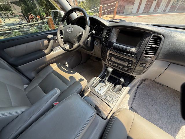 2006 Toyota Land Cruiser Image 32