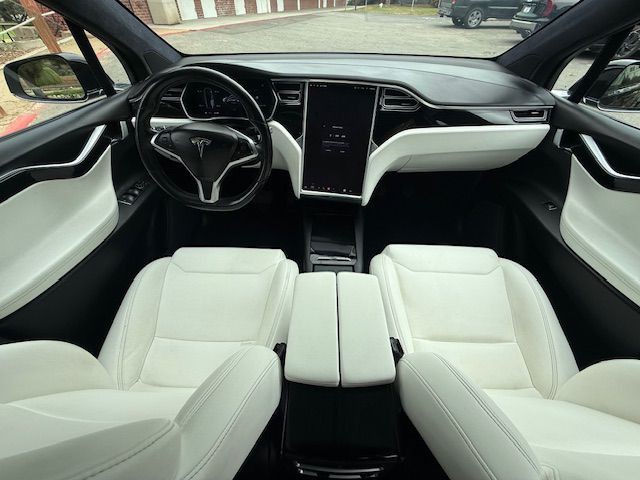 2017 Tesla Model X Image 3