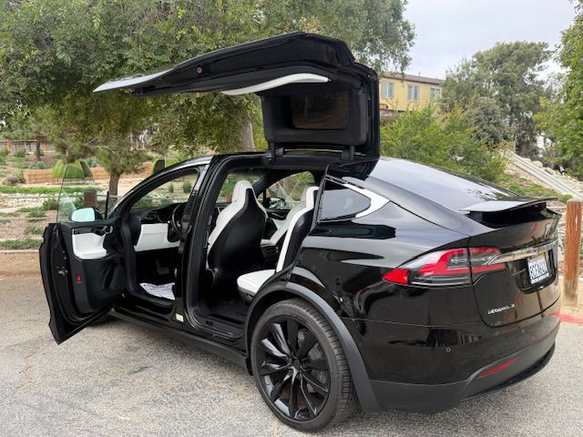 2017 Tesla Model X Image 11