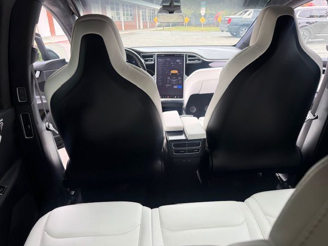2017 Tesla Model X Image 12