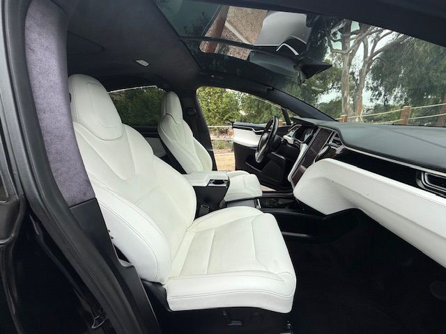 2017 Tesla Model X Image 14