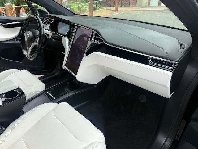 2017 Tesla Model X Image 15