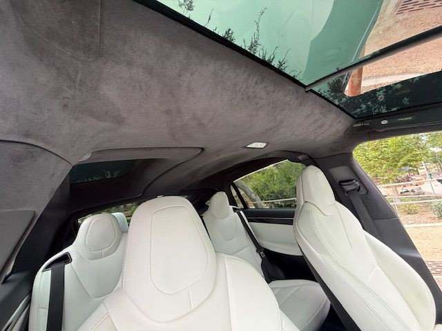 2017 Tesla Model X Image 16