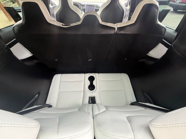 2017 Tesla Model X Image 22