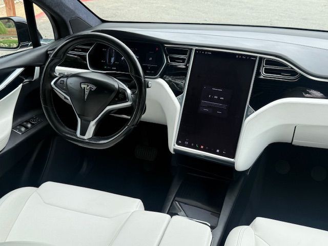 2017 Tesla Model X Image 23