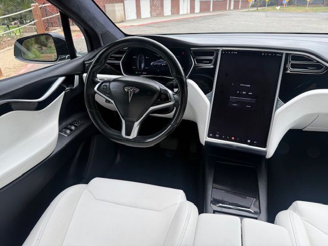 2017 Tesla Model X Image 24