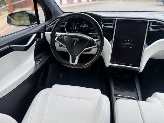 2017 Tesla Model X Image 25