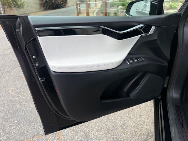 2017 Tesla Model X Image 26