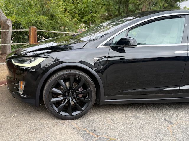2017 Tesla Model X Image 29