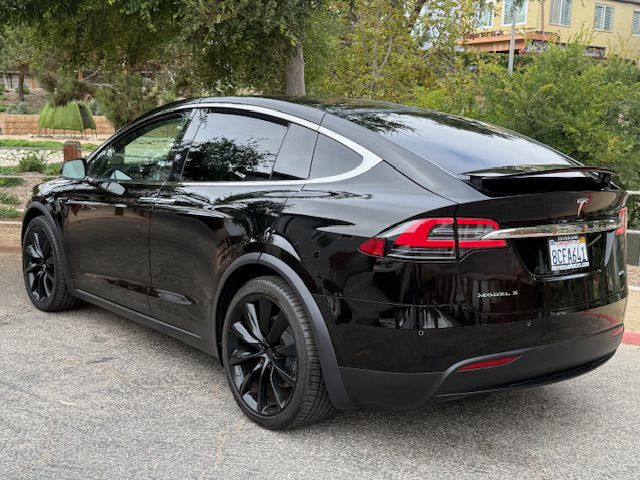 2017 Tesla Model X Image 32
