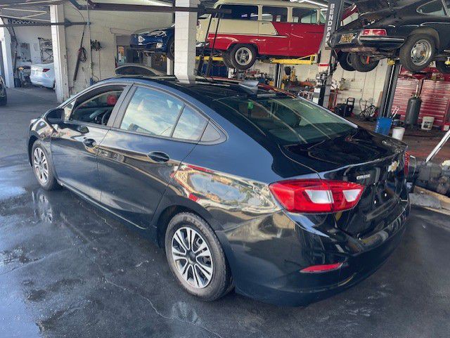 2018 Chevrolet Cruze Image 2