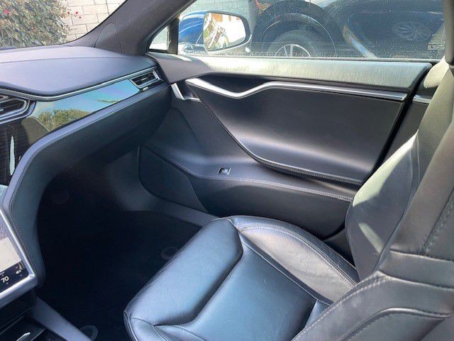 2016 Tesla Model S Image 15