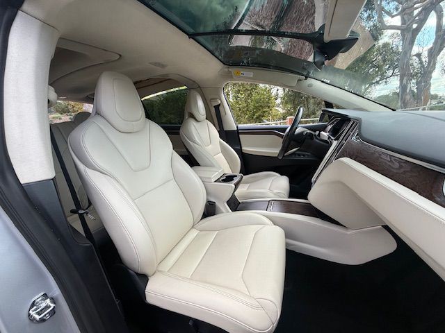 2017 Tesla Model X Image 6