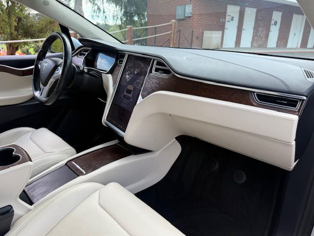 2017 Tesla Model X Image 12