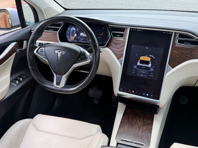 2017 Tesla Model X Image 14