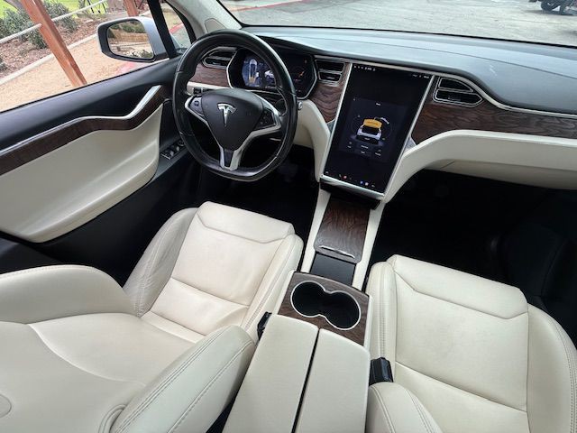 2017 Tesla Model X Image 16