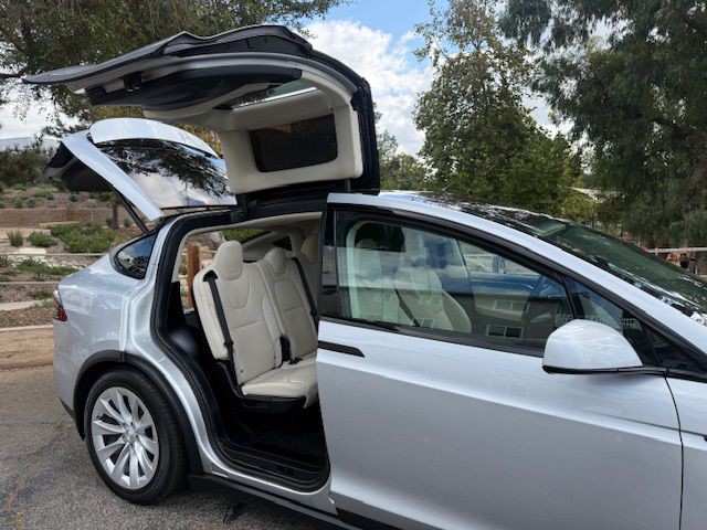 2017 Tesla Model X Image 17