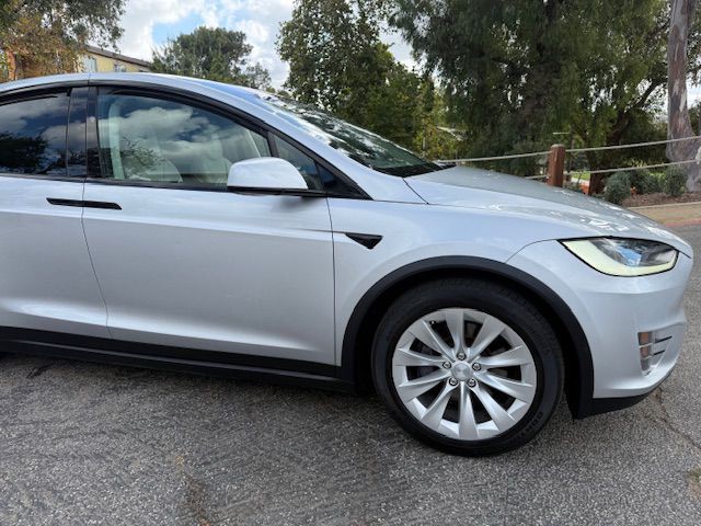 2017 Tesla Model X Image 21