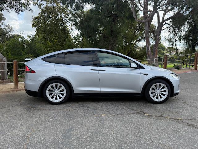 2017 Tesla Model X Image 22