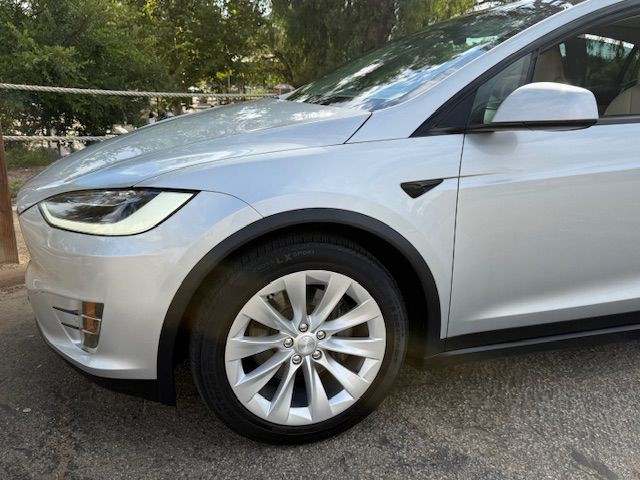 2017 Tesla Model X Image 26