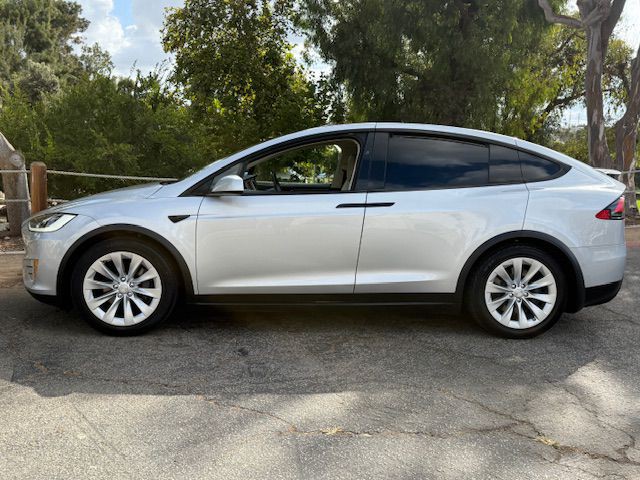 2017 Tesla Model X Image 27
