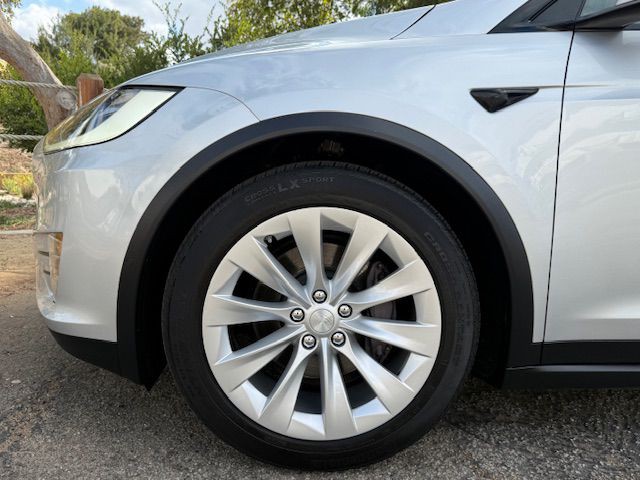 2017 Tesla Model X Image 29