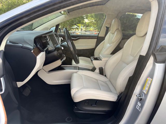 2017 Tesla Model X Image 30