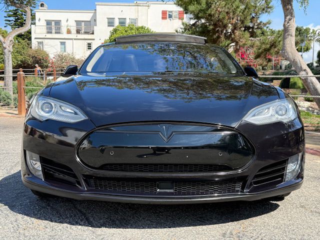 2015 Tesla Model S Image 17